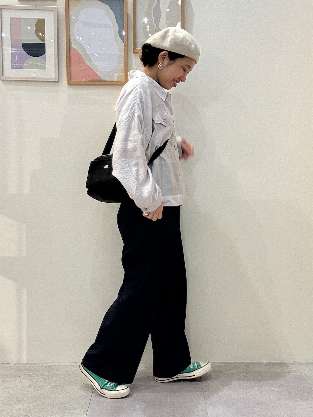 ブラック系のショルダーバッグ、ブルー系のその他パンツ、ホワイト系のニット/セーターを着用したレディースの春コーディネートの2枚目の写真