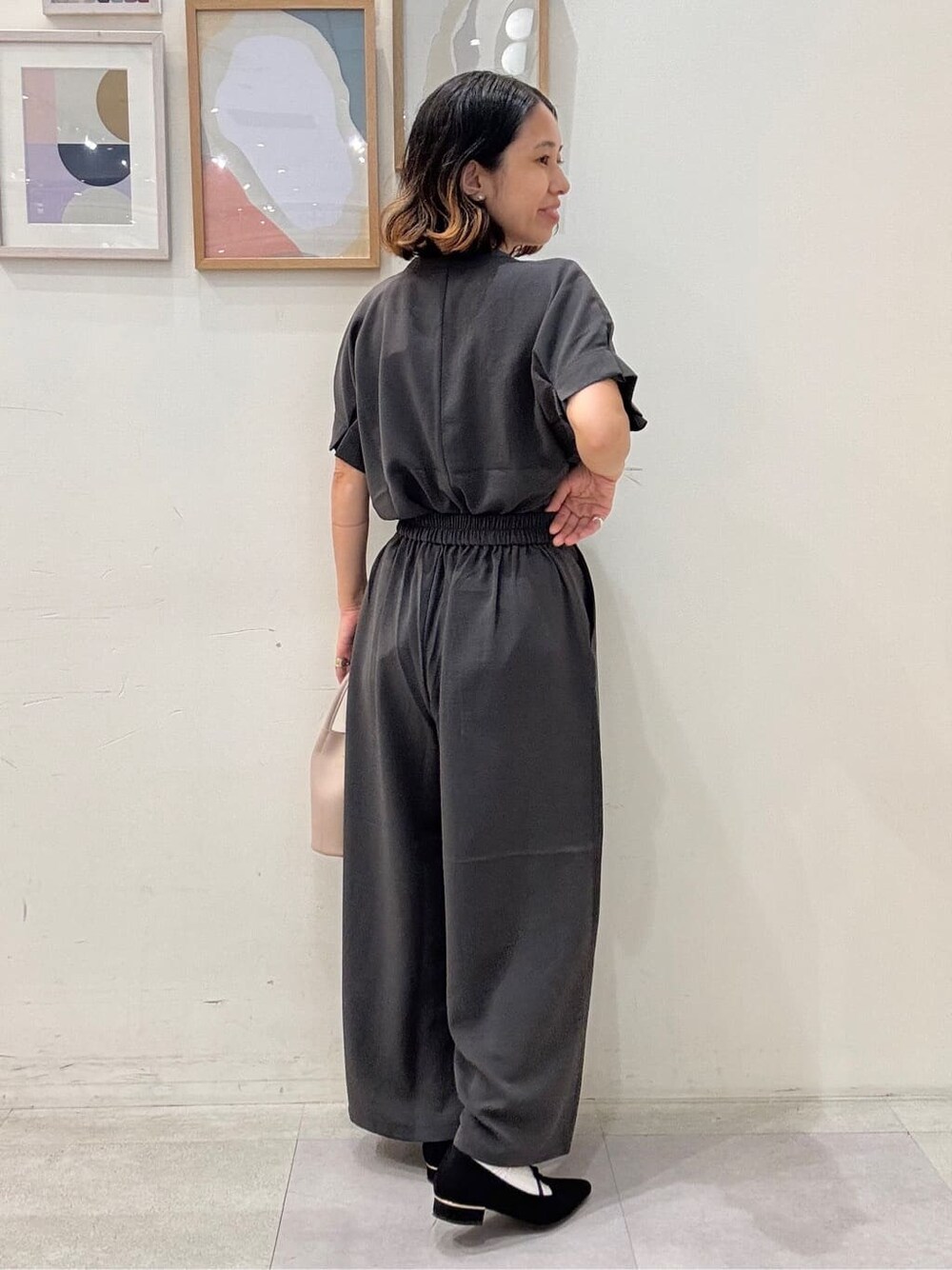 グレー系のシャツ/ブラウス、グレー系のその他パンツ、ベージュ系のショルダーバッグを着用したレディースの夏コーディネートの3枚目の写真