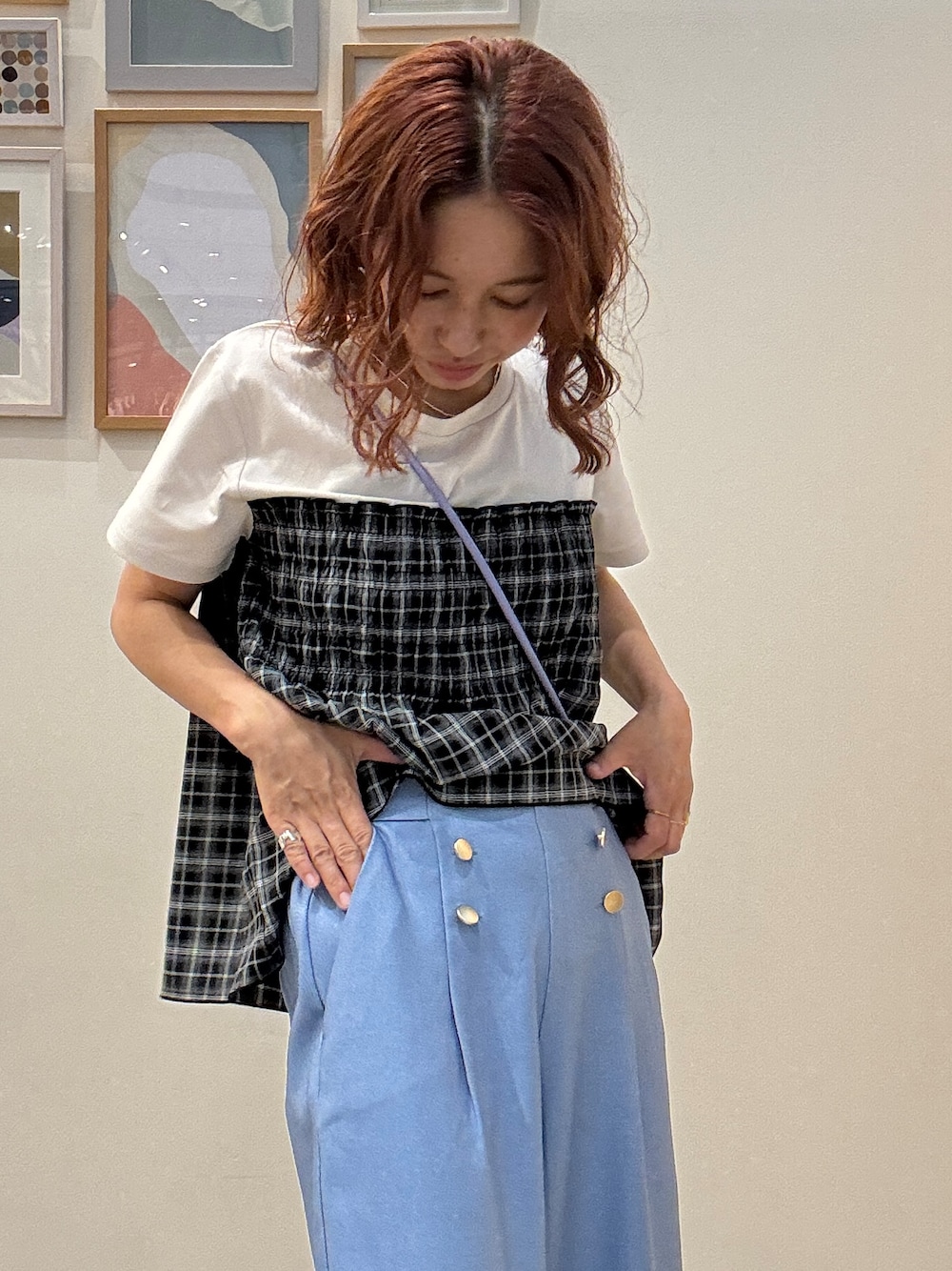 ブラック系のTシャツ/カットソー、ブルー系のその他パンツ、パープル系のショルダーバッグを着用したレディースの夏コーディネートの4枚目の写真