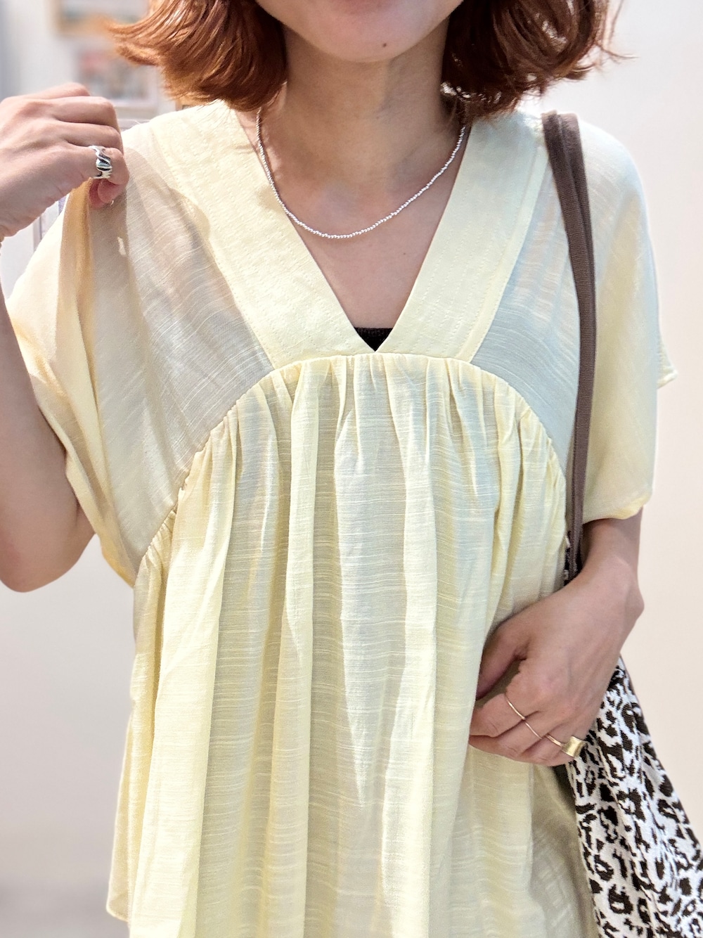 イエロー系のシャツ/ブラウス、ブラウン系のスカート、ブラック系のサンダルを着用したレディースの夏コーディネートの4枚目の写真