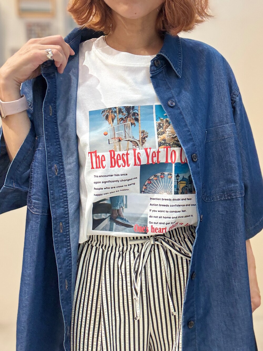 ブルー系のシャツ/ブラウス、ブラック系のトートバッグ、ブラック系のサンダルを着用したレディースの夏コーディネートの6枚目の写真