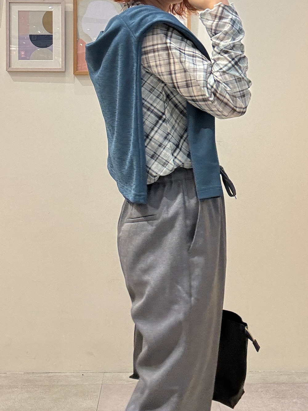 グリーン系のカーディガン/ボレロ、グレー系のTシャツ/カットソー、グレー系のその他パンツを着用したレディースの秋コーディネートの4枚目の写真