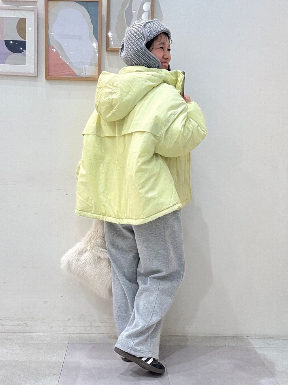 イエロー系のその他アウター、グレー系のニット/セーター、グレー系のその他パンツを着用したレディースの秋コーディネートの3枚目の写真
