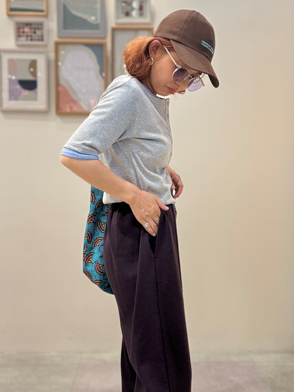 グレー系のTシャツ/カットソー、ブラウン系のその他パンツ、ブルー系のトートバッグを着用したレディースの夏コーディネートの4枚目の写真