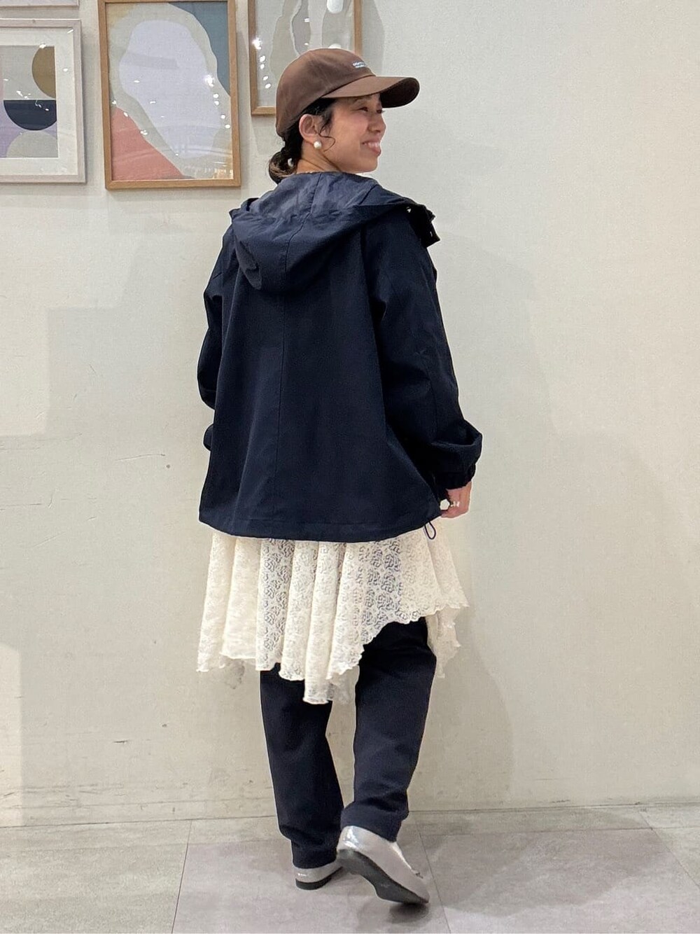 ブルー系のブルゾン、ホワイト系のチュニック、ピンク系のTシャツ/カットソーを着用したレディースの冬コーディネートの3枚目の写真