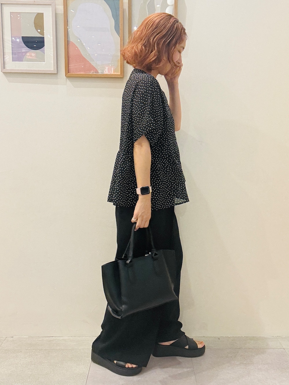 ブラック系のその他パンツ、ブラック系のトートバッグ、ブラック系のサンダルを着用したレディースの夏コーディネートの2枚目の写真