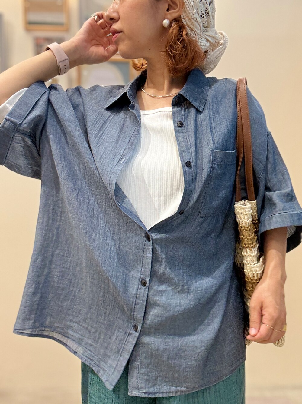 ブルー系のシャツ/ブラウス、ホワイト系のTシャツ/カットソー、グリーン系のその他パンツを着用したレディースの夏コーディネートの4枚目の写真