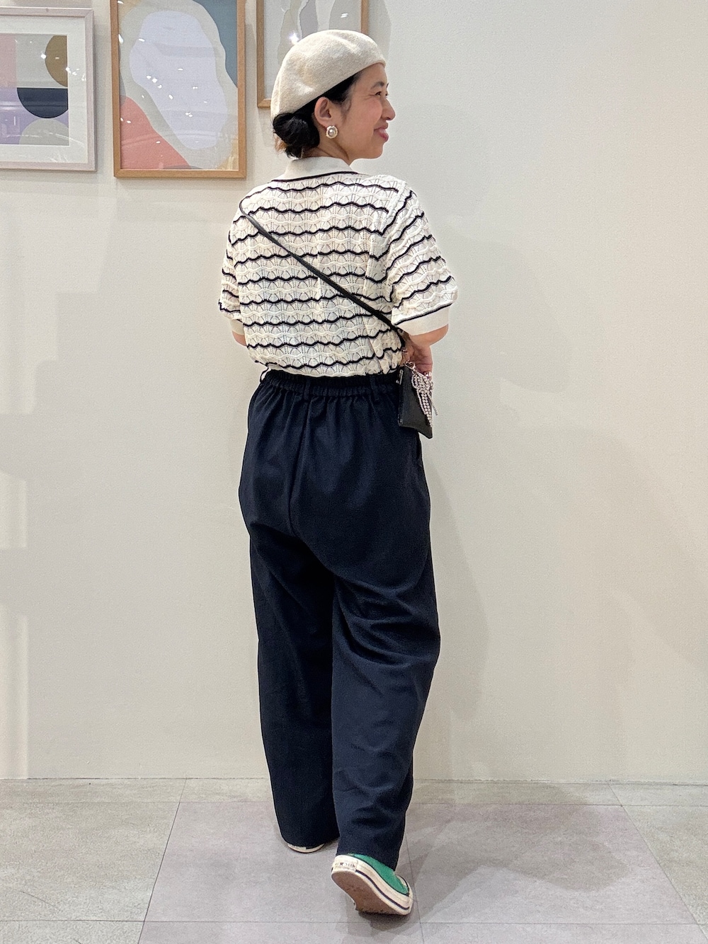 ブラック系のショルダーバッグ、ブルー系のその他パンツ、ホワイト系のニット/セーターを着用したレディースの春コーディネートの3枚目の写真