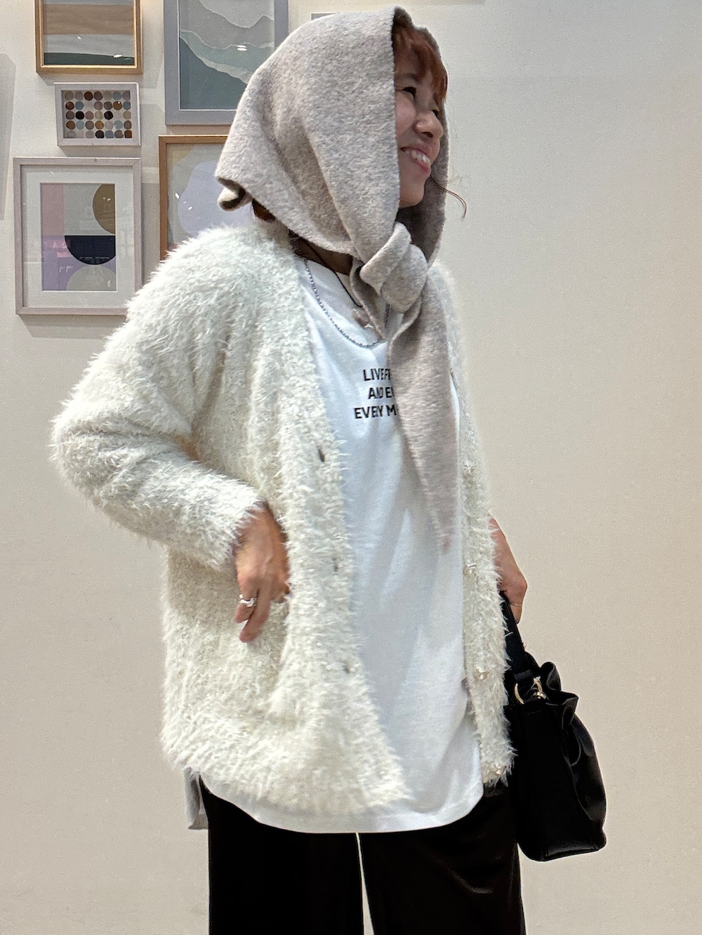 ホワイト系のカーディガン/ボレロ、ホワイト系のTシャツ/カットソー、ブラウン系のその他パンツを着用したレディースの秋コーディネートの4枚目の写真