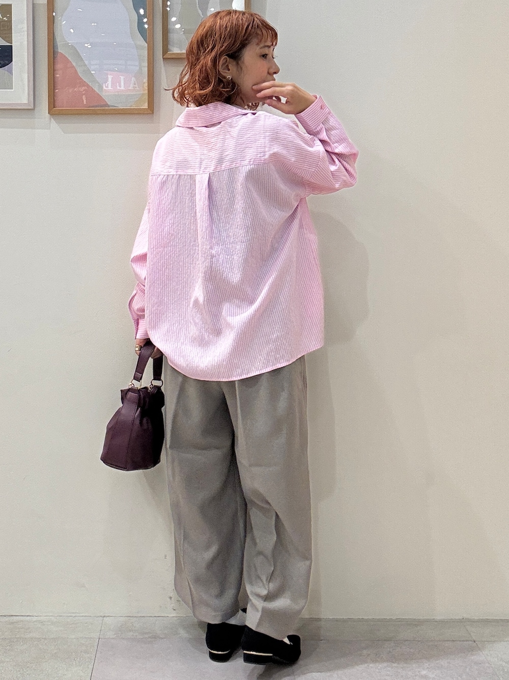 ピンク系のシャツ/ブラウス、ベージュ系のその他パンツ、レッド系のショルダーバッグを着用したレディースの秋コーディネートの3枚目の写真