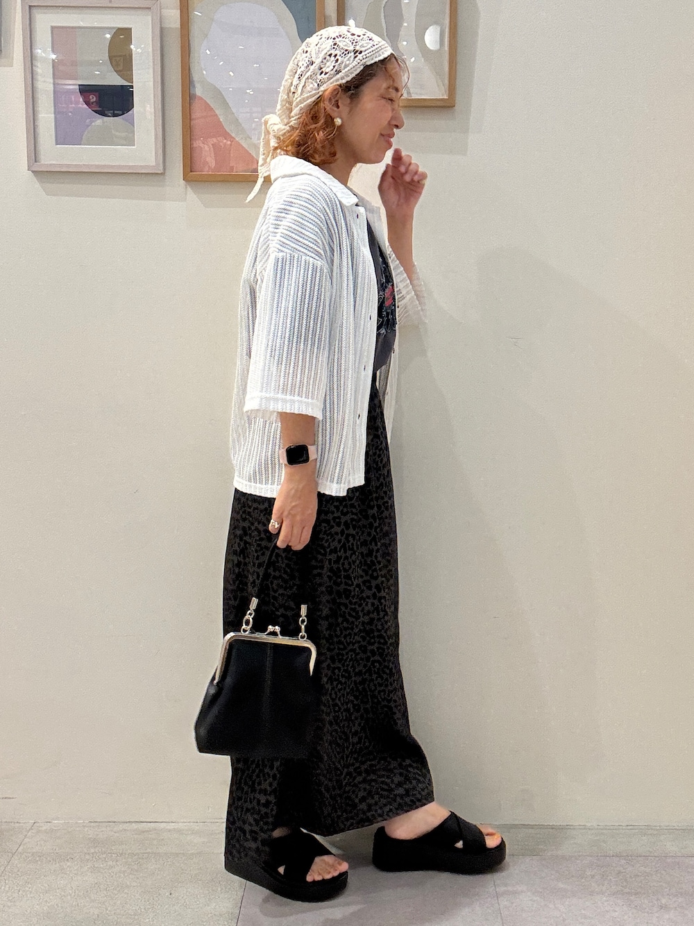 ホワイト系のシャツ/ブラウス、グレー系のTシャツ/カットソー、グレー系のスカートを着用したレディースの夏コーディネートの2枚目の写真