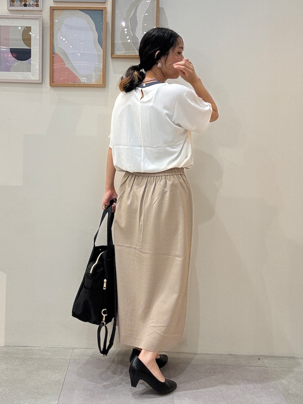 ベージュ系のブルゾン、ホワイト系のシャツ/ブラウス、ベージュ系のスカートを着用したレディースの夏コーディネートの3枚目の写真