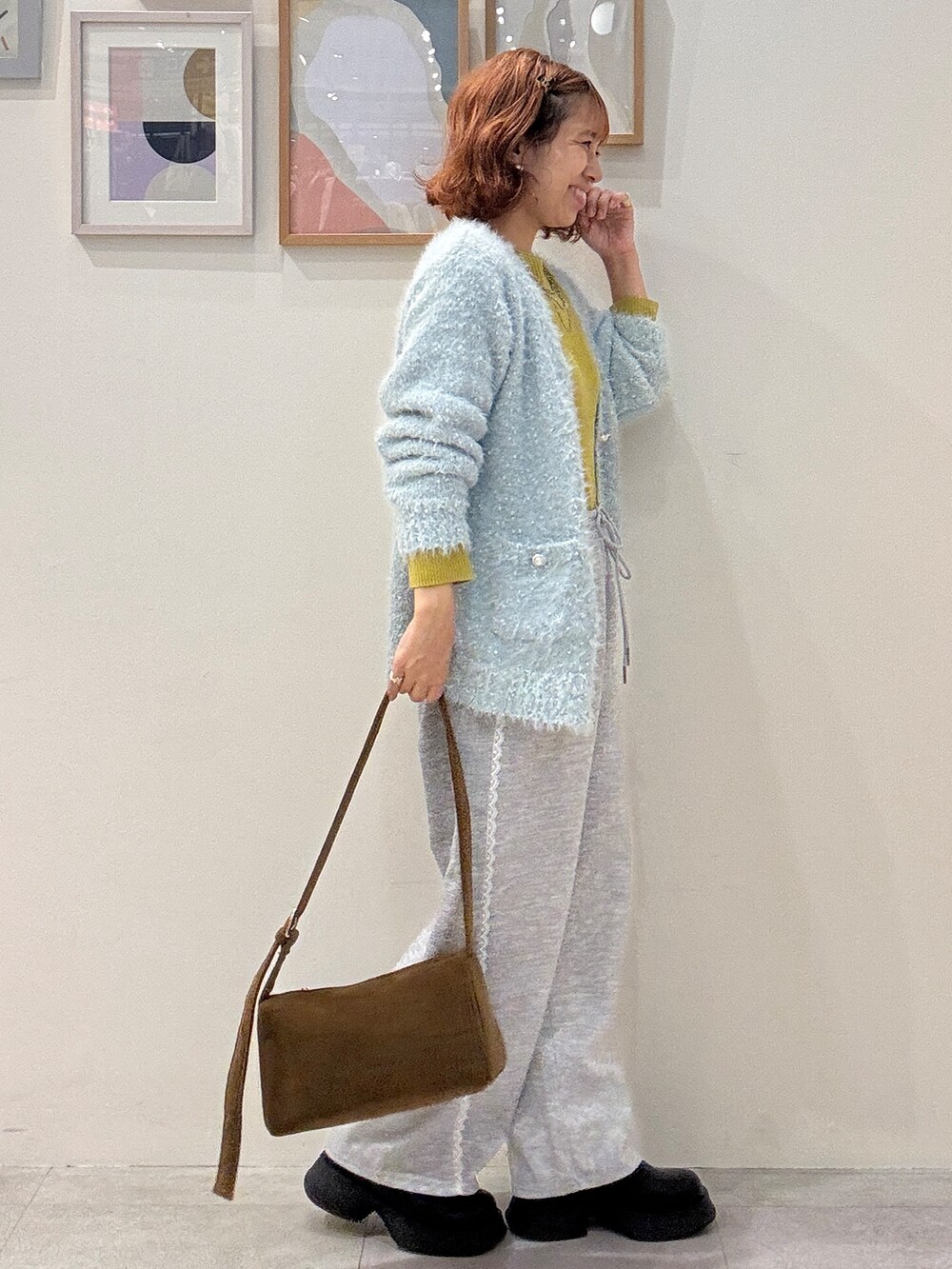 グリーン系のカーディガン/ボレロ、グリーン系のニット/セーター、グレー系のその他パンツを着用したレディースの秋コーディネートの2枚目の写真