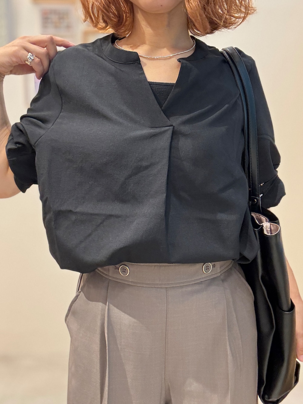 ブラック系のシャツ/ブラウス、ブラウン系のその他パンツ、ブラウン系のその他シューズを着用したレディースの夏コーディネートの5枚目の写真