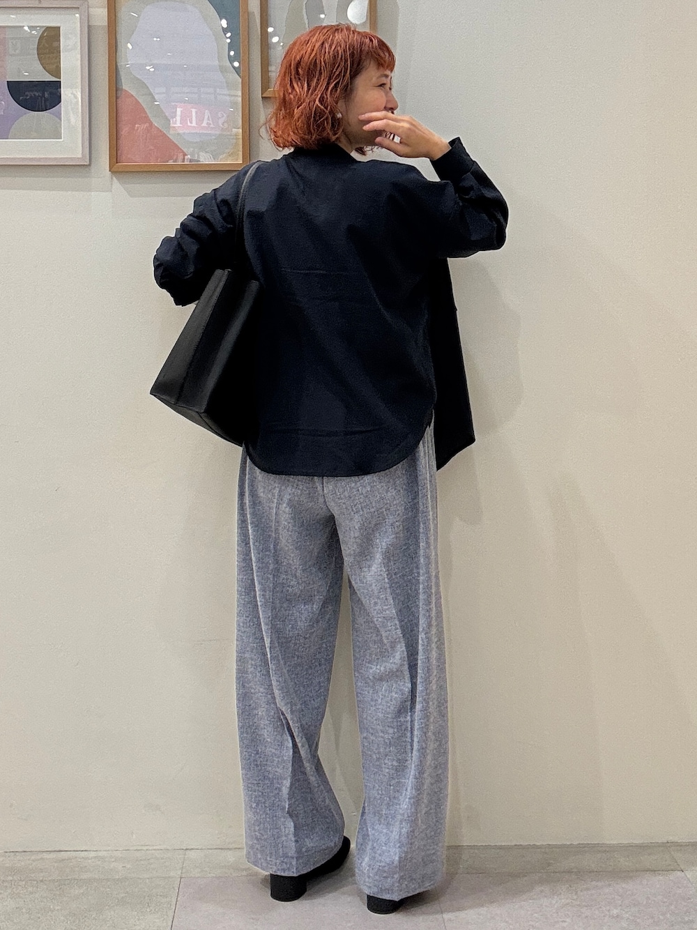ブルー系のシャツ/ブラウス、ホワイト系のTシャツ/カットソー、ブルー系のその他パンツを着用したレディースの秋コーディネートの3枚目の写真