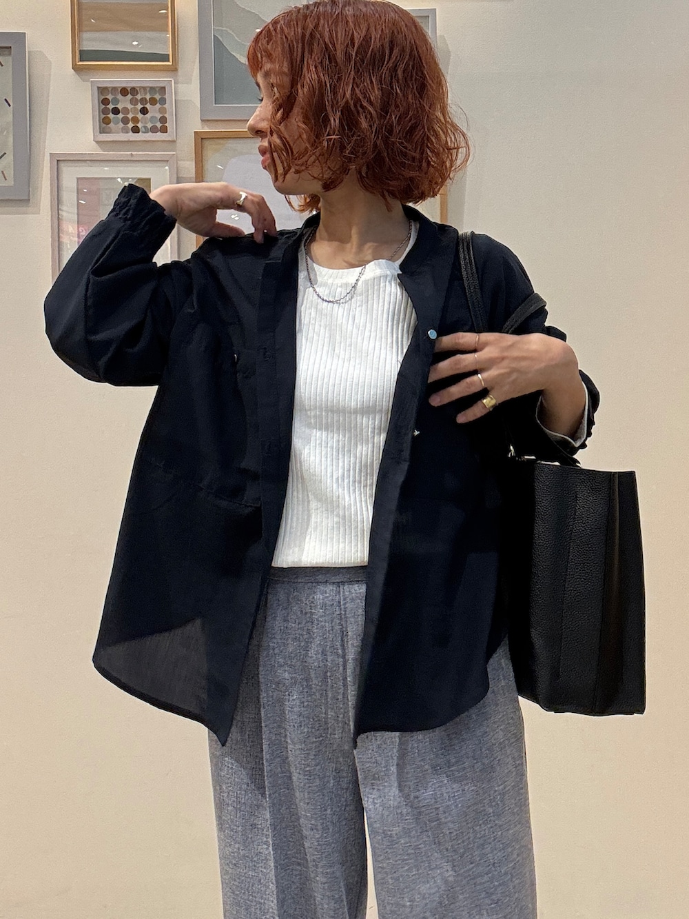 ブルー系のシャツ/ブラウス、ホワイト系のTシャツ/カットソー、ブルー系のその他パンツを着用したレディースの秋コーディネートの4枚目の写真