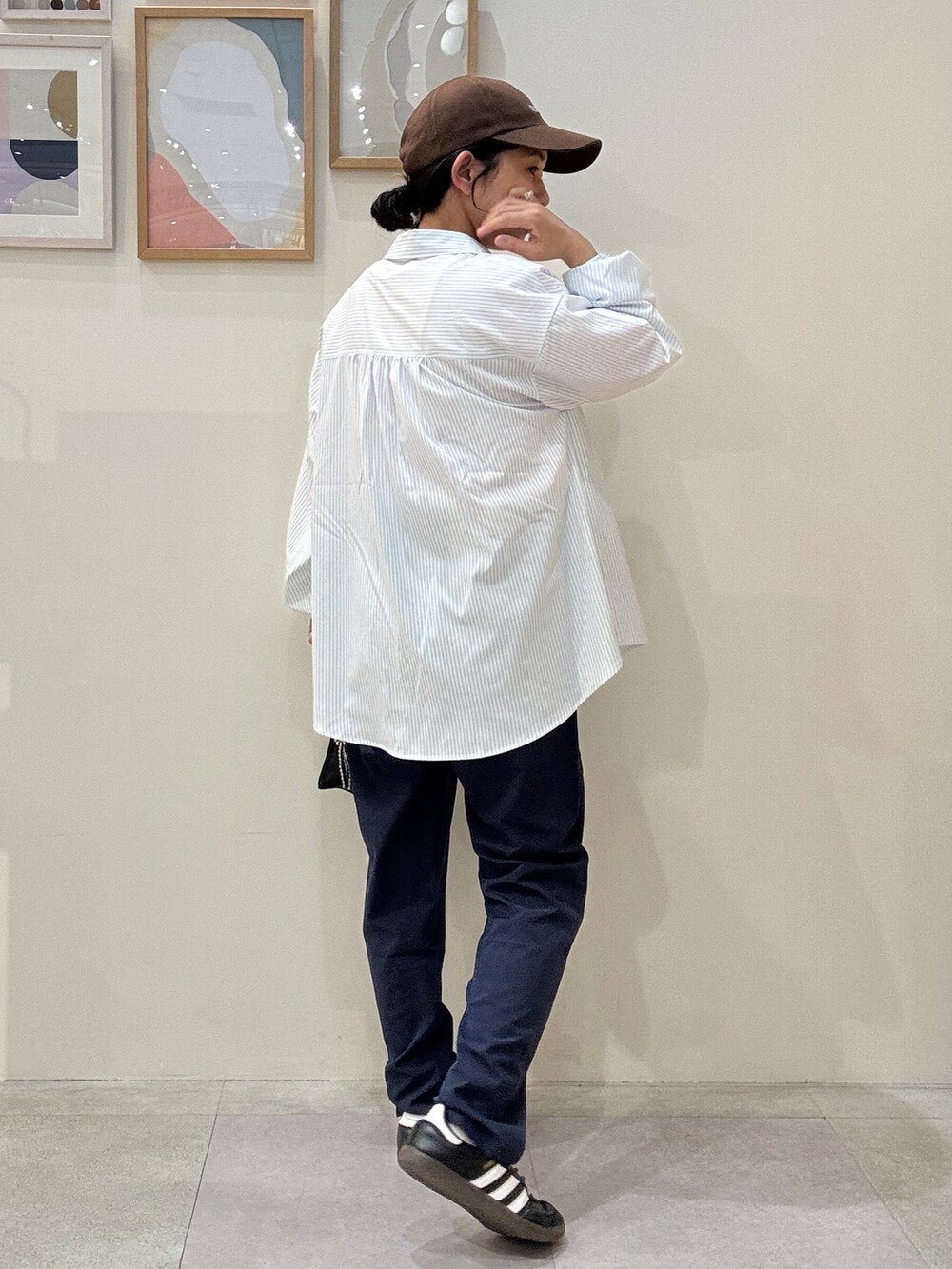 ブルー系のシャツ/ブラウス、ピンク系のTシャツ/カットソー、ブルー系のその他パンツを着用したレディースの春コーディネートの3枚目の写真
