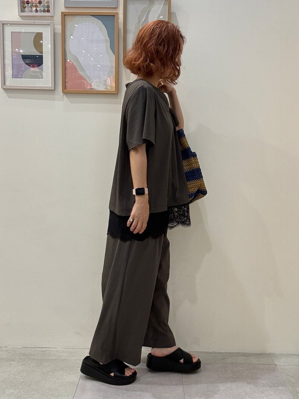 ブラウン系のシャツ/ブラウス、ブラウン系のその他パンツ、ブルー系のトートバッグを着用したレディースの夏コーディネートの2枚目の写真
