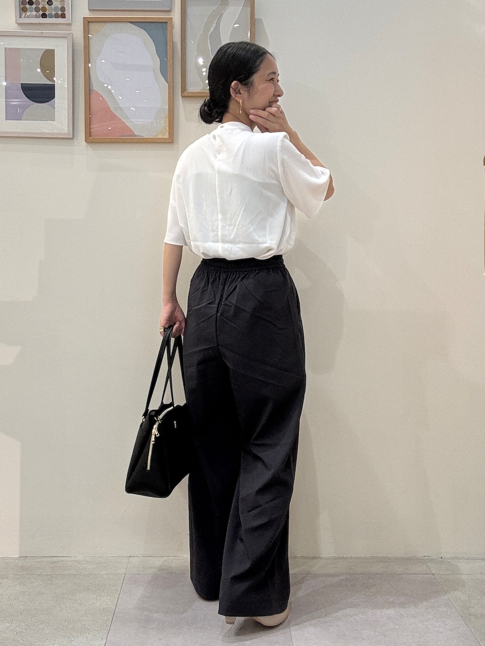 ブラック系のトートバッグ、ホワイト系のシャツ/ブラウス、ブルー系のワンピースを着用したレディースの春コーディネートの3枚目の写真