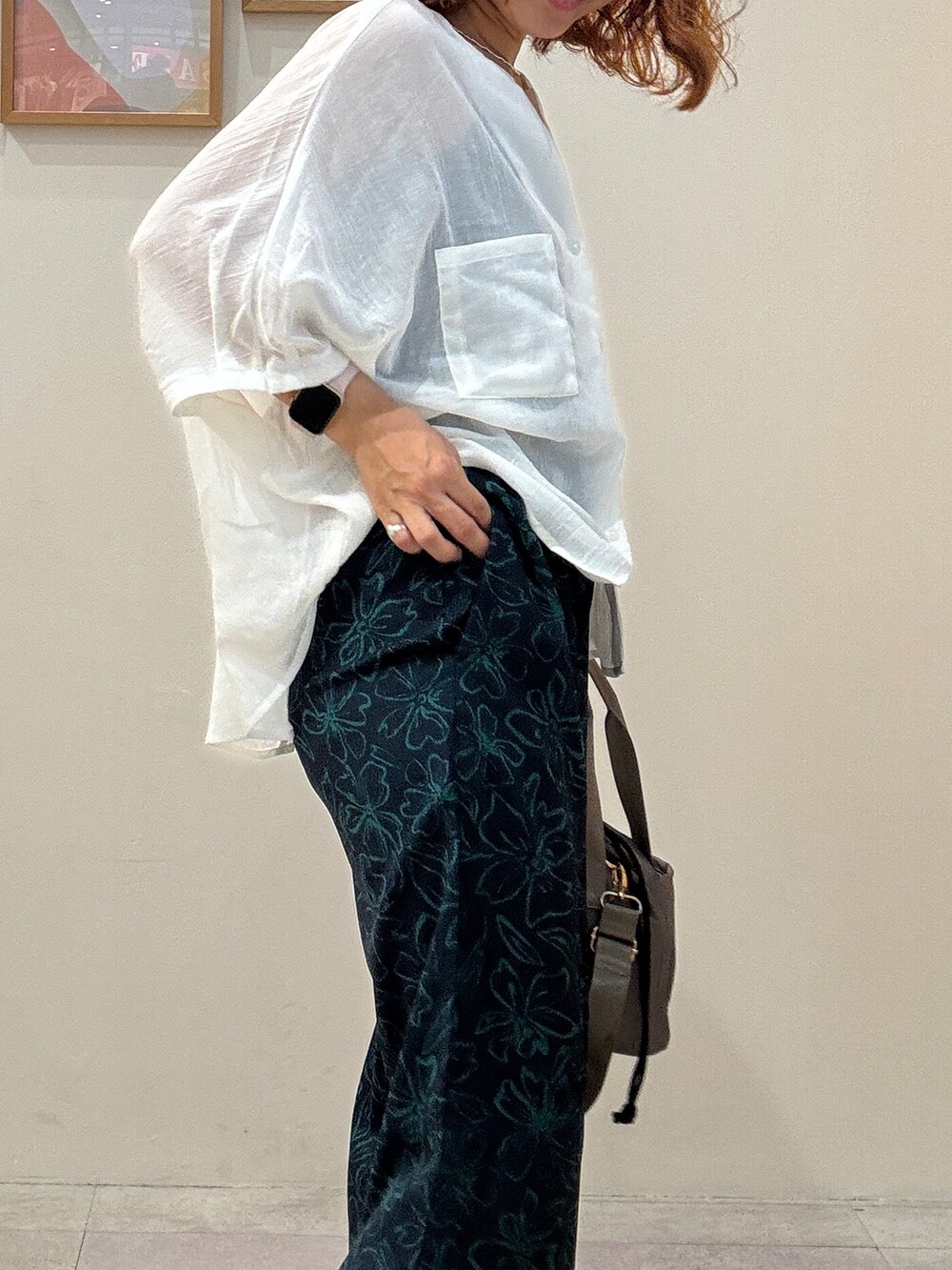 ホワイト系のシャツ/ブラウス、ブラック系のタンクトップ、ブラック系のサンダルを着用したレディースの夏コーディネートの4枚目の写真
