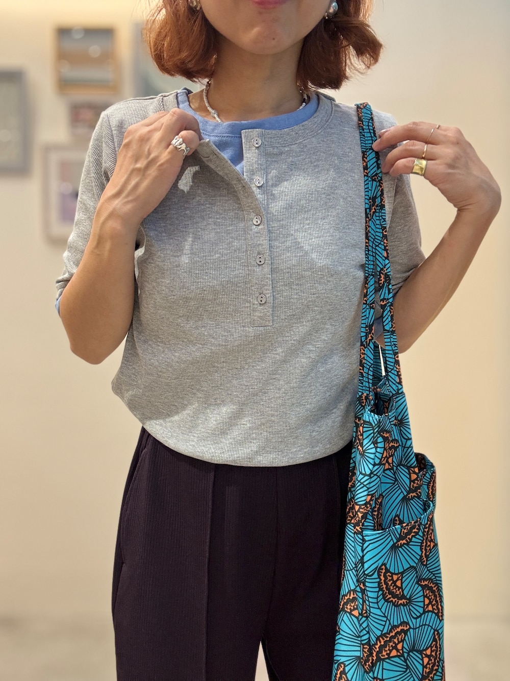 グレー系のTシャツ/カットソー、ブラウン系のその他パンツ、ブルー系のトートバッグを着用したレディースの夏コーディネートの5枚目の写真