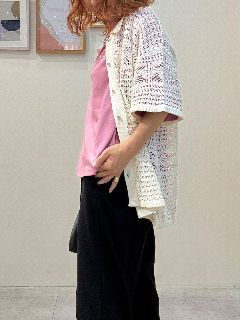 ホワイト系のカーディガン/ボレロ、ピンク系のTシャツ/カットソー、ブラック系のその他パンツを着用したレディースの夏コーディネートの4枚目の写真
