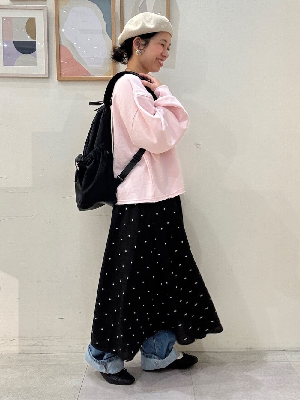 ブルー系のデニムパンツ、ホワイト系のシャツ/ブラウス、ピンク系のスウェットを着用したレディースの冬コーディネートの2枚目の写真