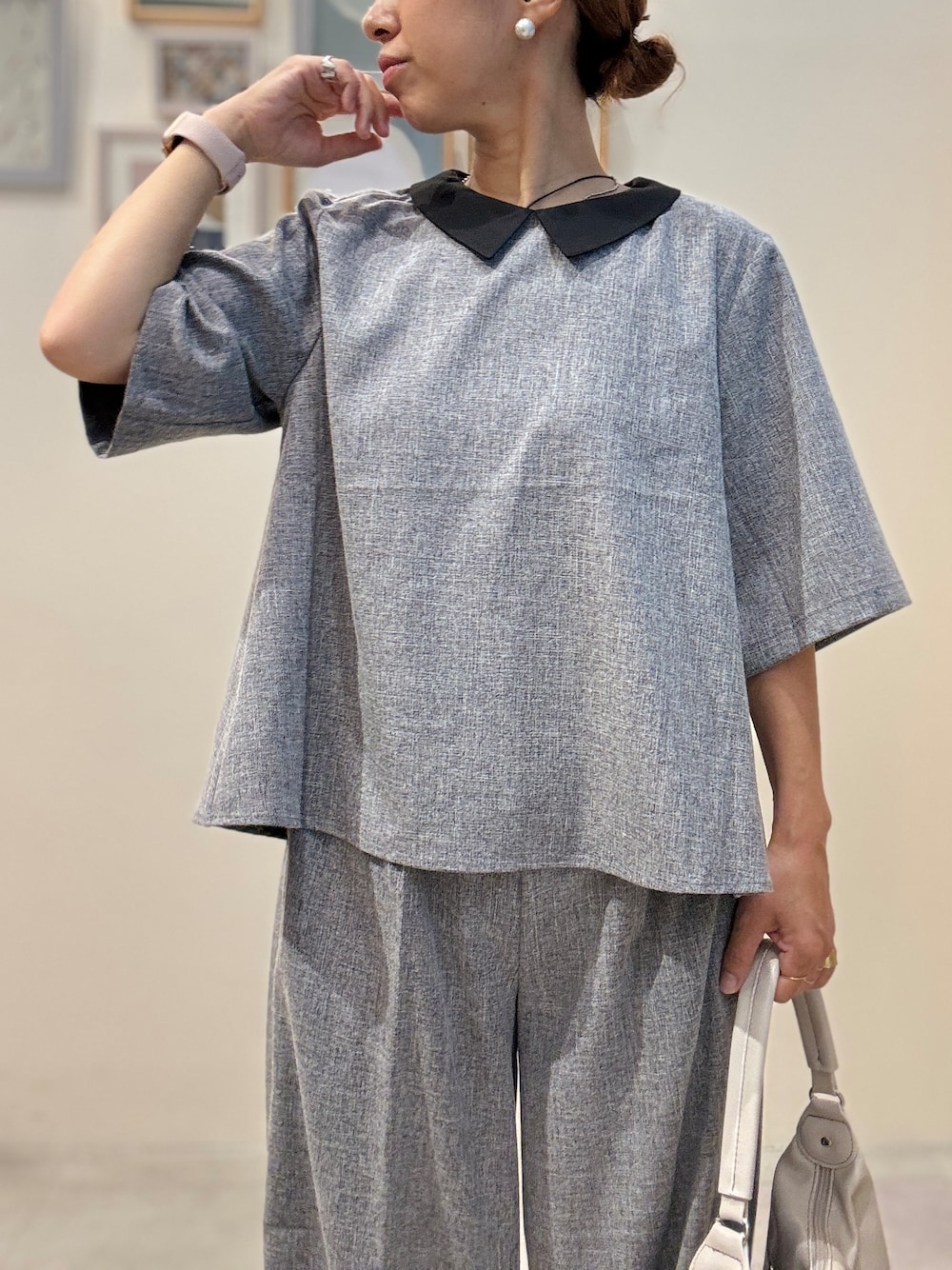 グレー系のシャツ/ブラウス、グレー系のその他パンツ、ホワイト系のショルダーバッグを着用したレディースの夏コーディネートの4枚目の写真