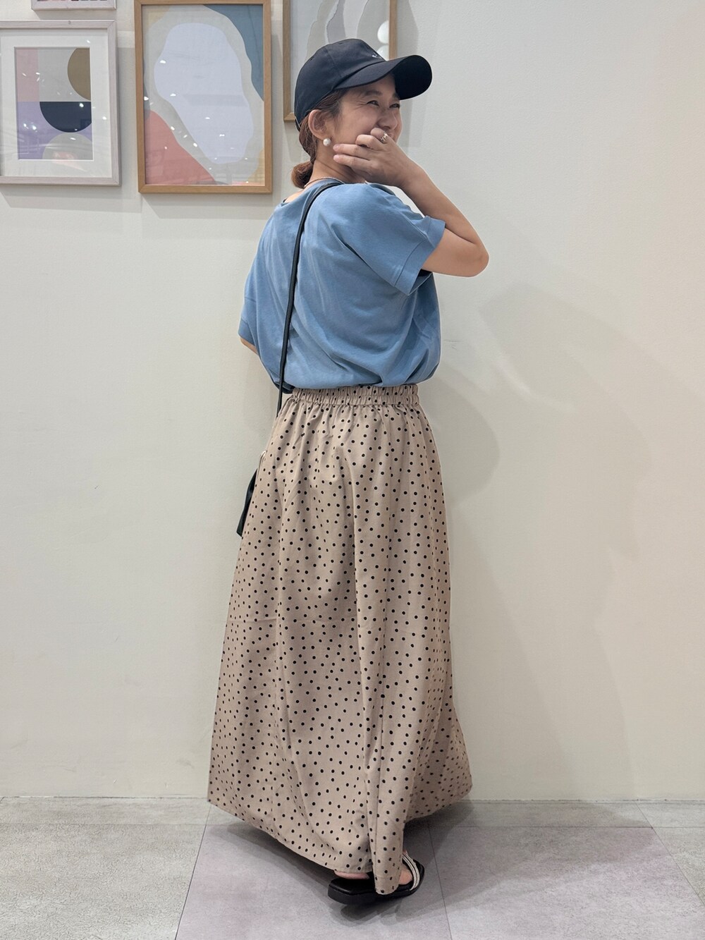 ブルー系のTシャツ/カットソー、ブラウン系のスカート、ブラウン系のサンダルを着用したレディースの夏コーディネートの3枚目の写真