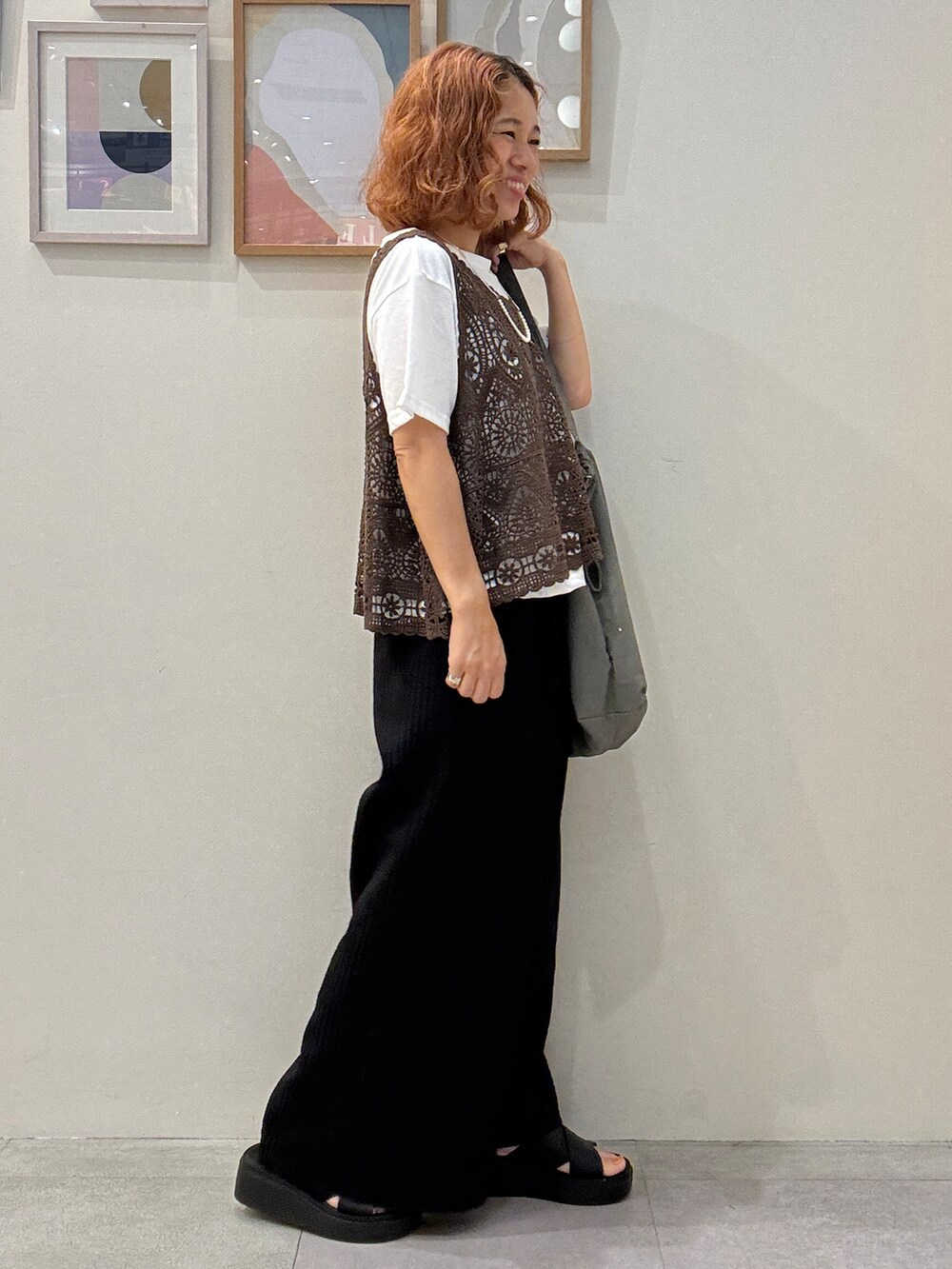 ブラック系のその他パンツ、ブラック系のサンダル、ベージュ系のトートバッグを着用したレディースの夏コーディネートの2枚目の写真