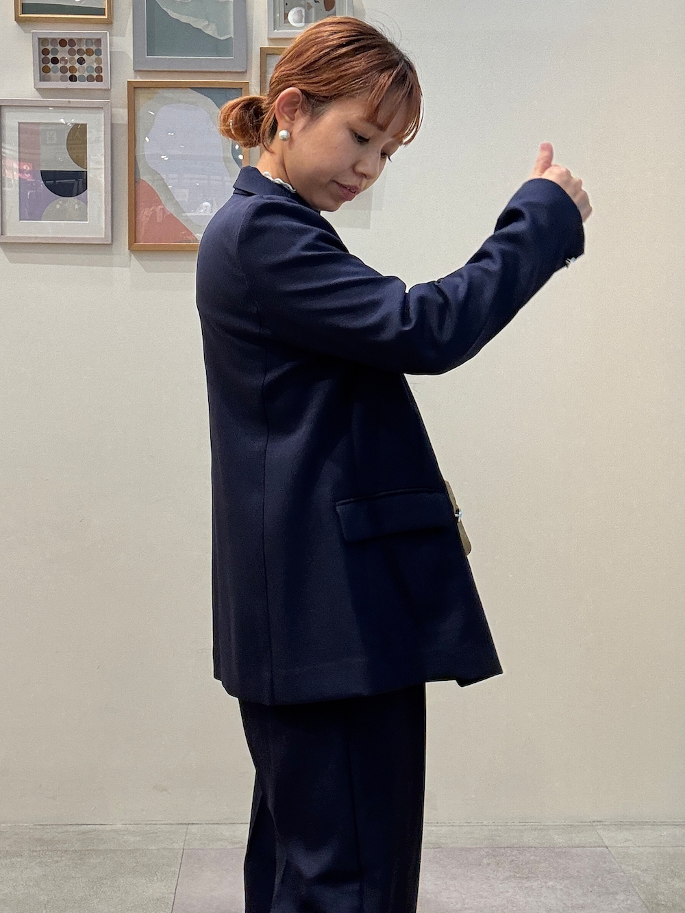 ブルー系のテーラードジャケット、ブルー系のニット/セーター、グレー系のTシャツ/カットソーを着用したレディースの秋コーディネートの8枚目の写真
