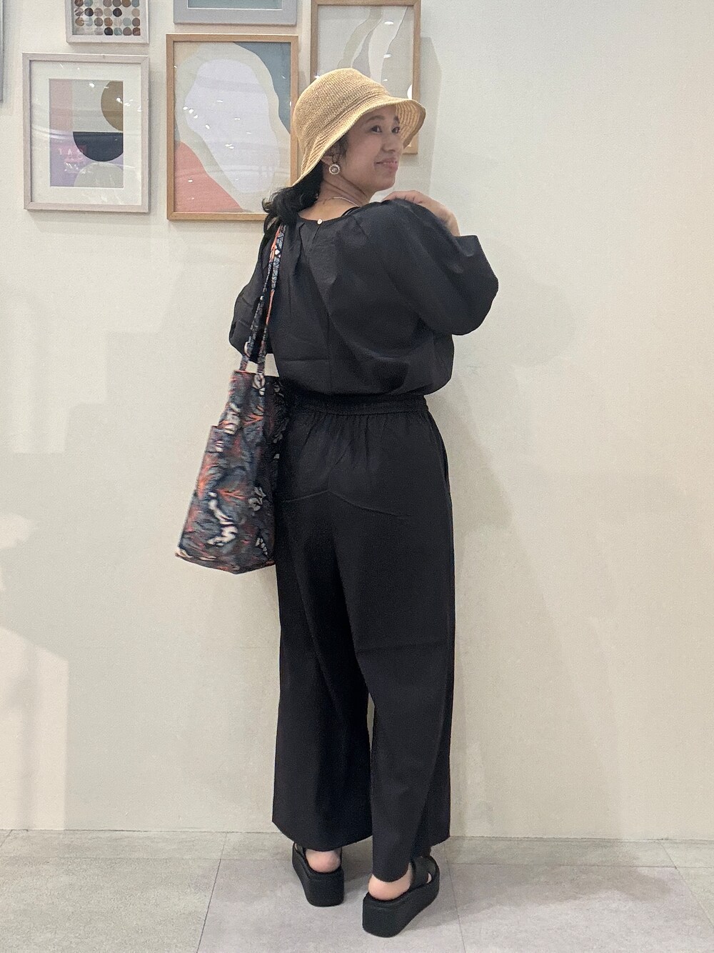 グレー系のシャツ/ブラウス、グレー系のその他パンツ、ブラック系のサンダルを着用したレディースの夏コーディネートの3枚目の写真