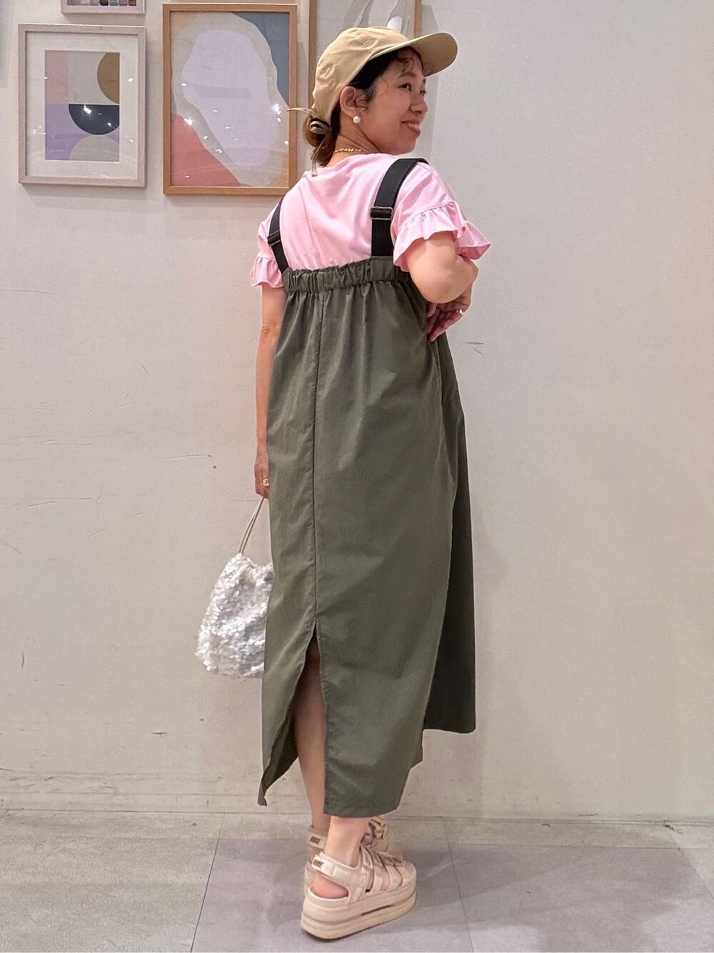 ピンク系のTシャツ/カットソー、グリーン系のワンピース、ホワイト系のショルダーバッグを着用したレディースの夏コーディネートの3枚目の写真