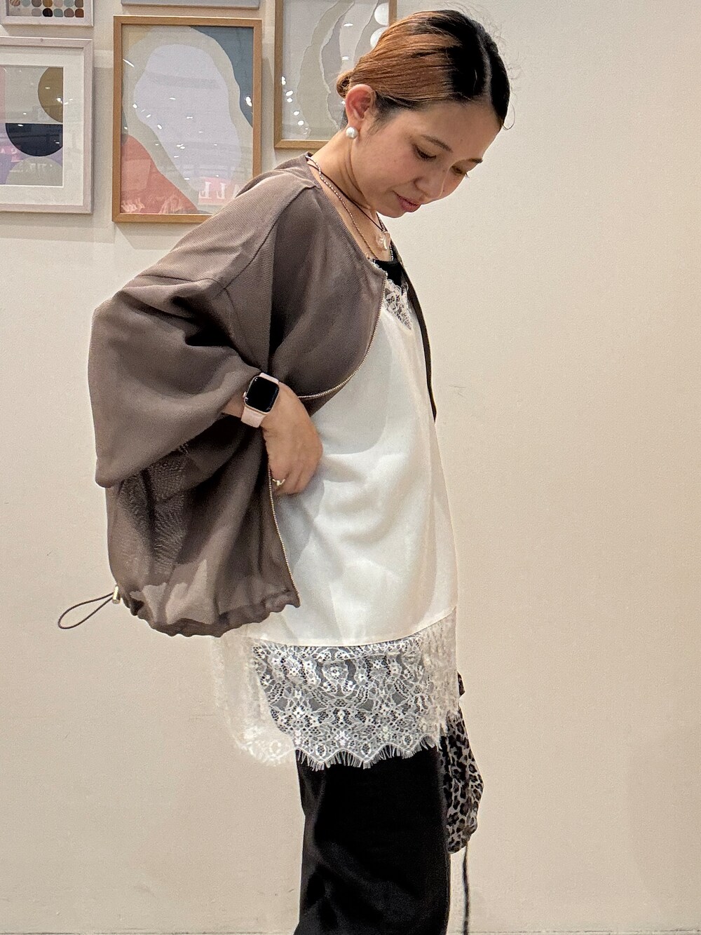 ブラウン系のブルゾン、ホワイト系のTシャツ/カットソー、ブラック系のデニムパンツを着用したレディースの夏コーディネートの4枚目の写真