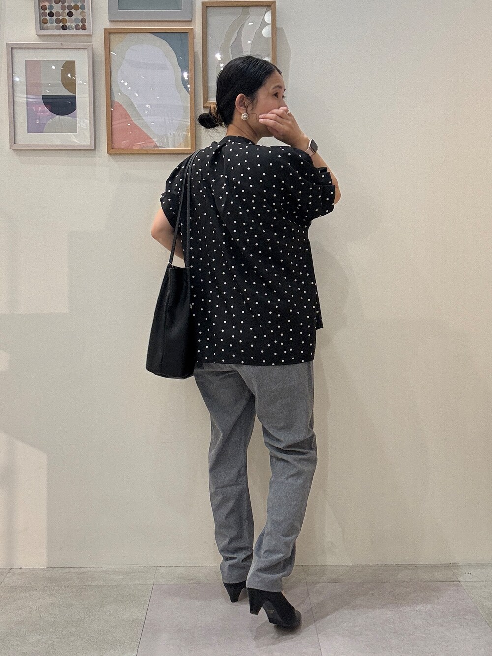 ブラック系のシャツ/ブラウス、グレー系のその他パンツ、ブラック系のトートバッグを着用したレディースの夏コーディネートの3枚目の写真