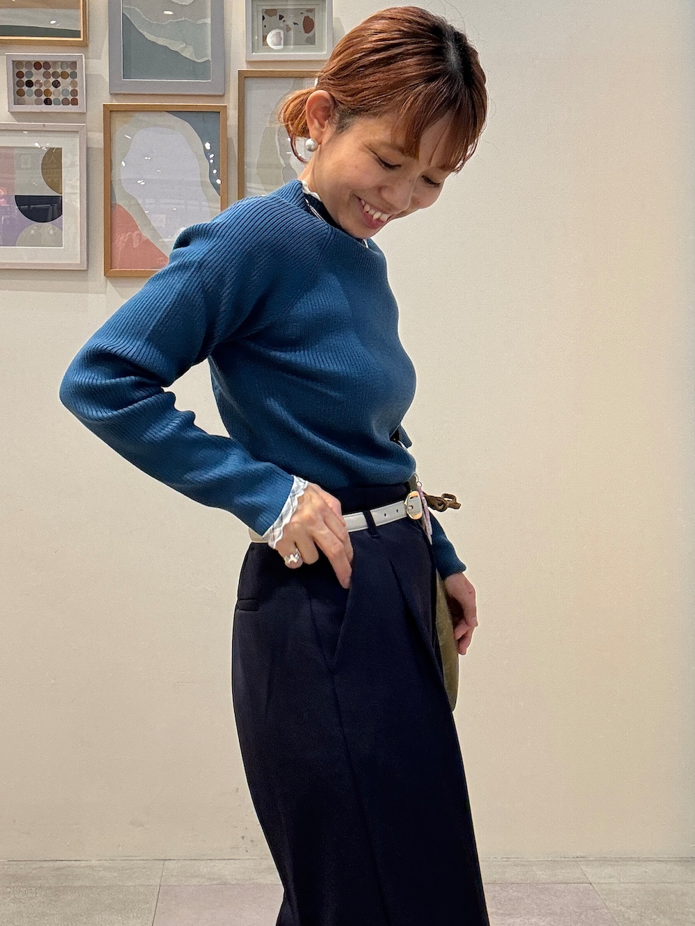 ブルー系のテーラードジャケット、ブルー系のニット/セーター、グレー系のTシャツ/カットソーを着用したレディースの秋コーディネートの5枚目の写真