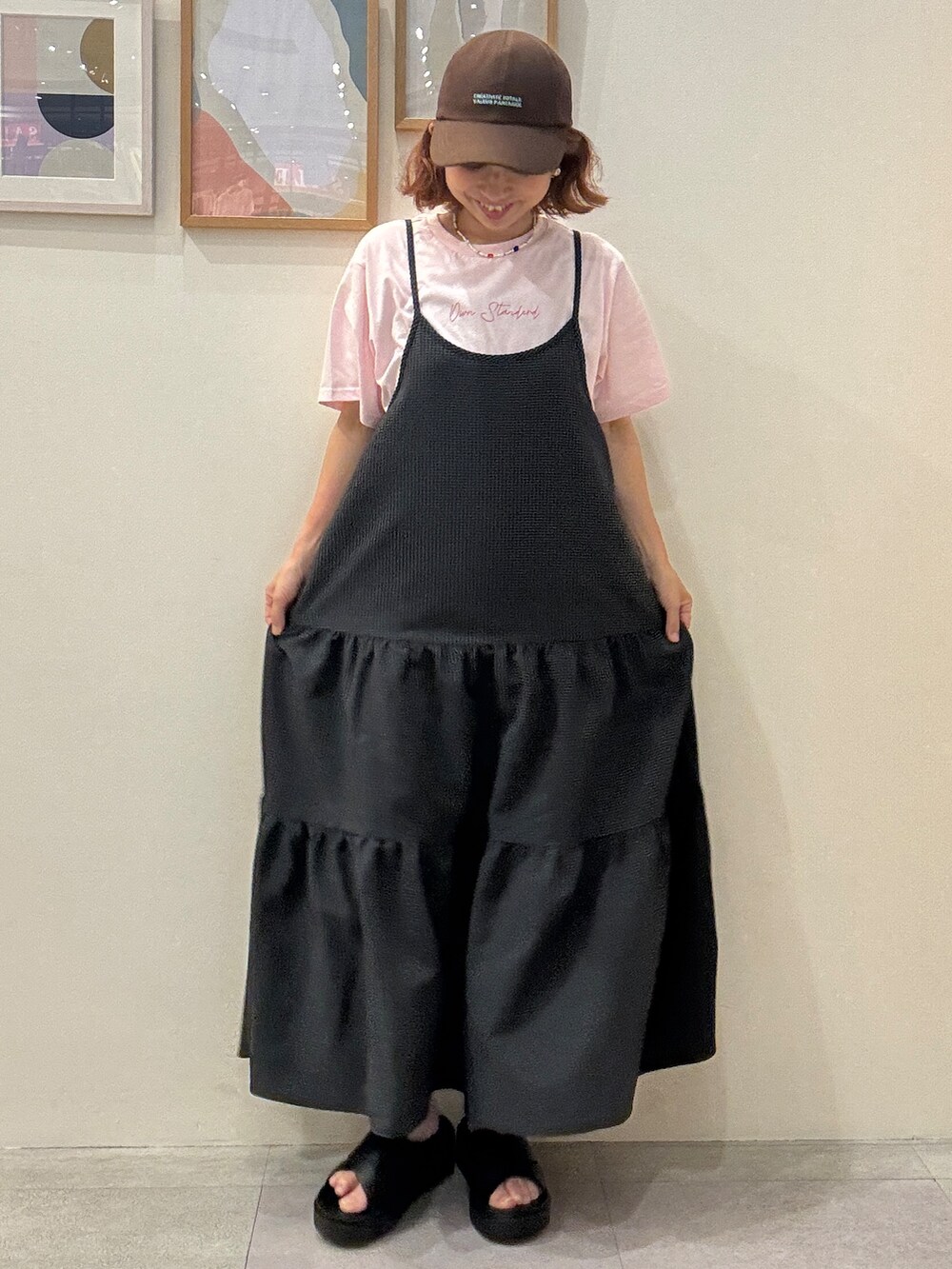 ピンク系のTシャツ/カットソー、グレー系のワンピース、ブラック系のショルダーバッグを着用したレディースの夏コーディネートの5枚目の写真