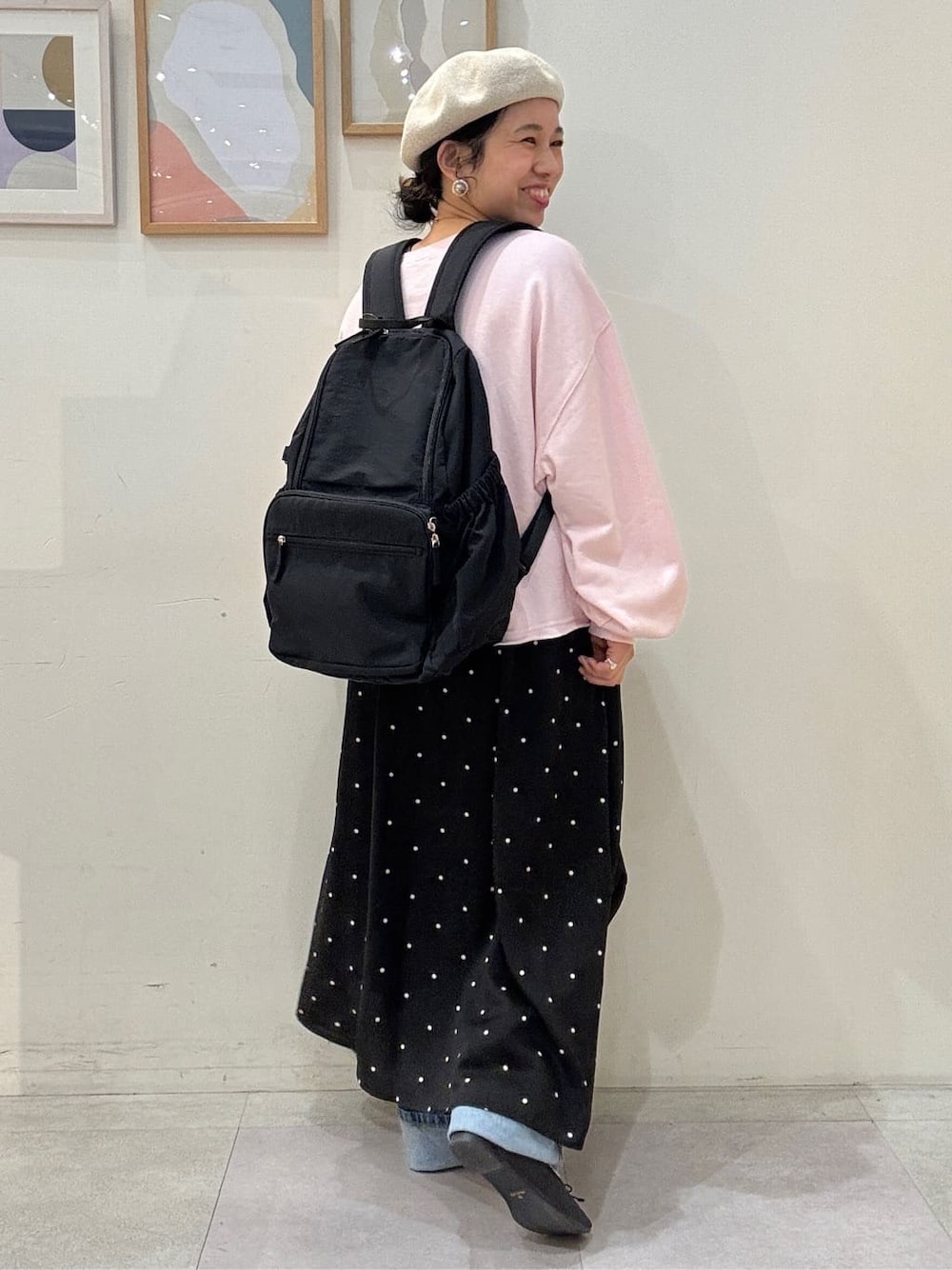 ブルー系のデニムパンツ、ホワイト系のシャツ/ブラウス、ピンク系のスウェットを着用したレディースの冬コーディネートの3枚目の写真