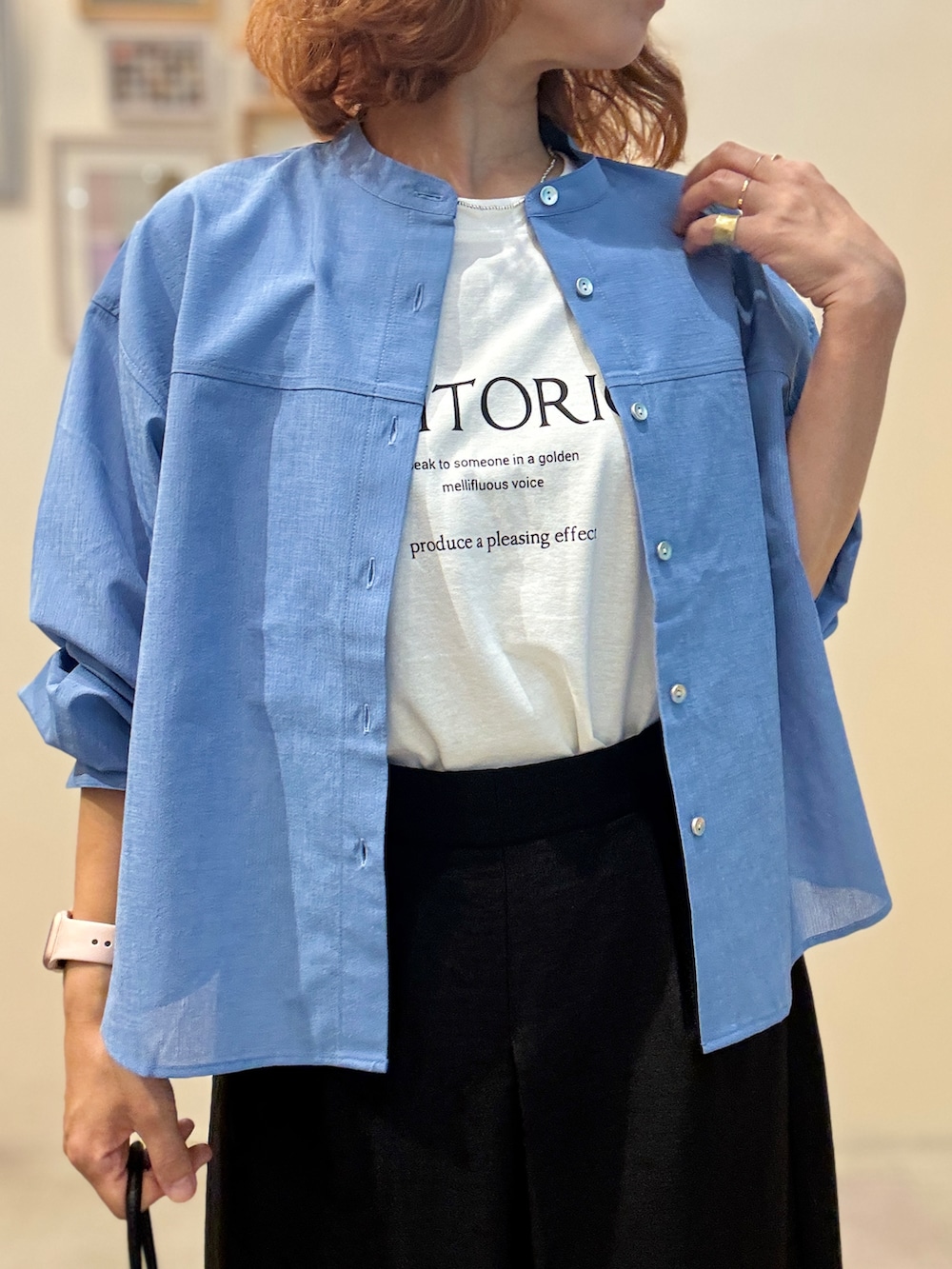 ブルー系のシャツ/ブラウス、ホワイト系のTシャツ/カットソー、ブラック系のその他パンツを着用したレディースの夏コーディネートの4枚目の写真