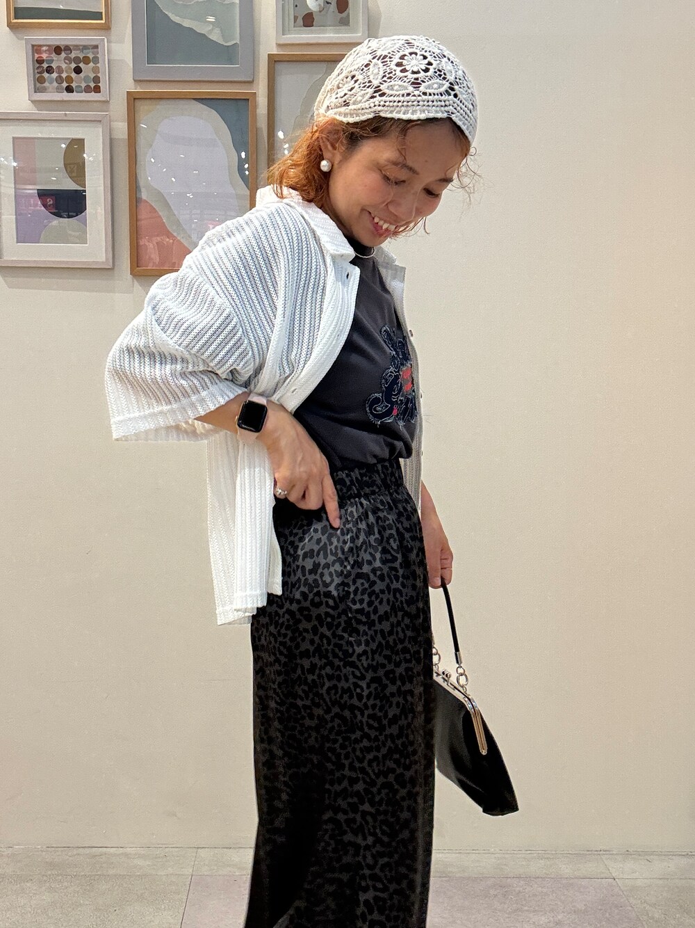 ホワイト系のシャツ/ブラウス、グレー系のTシャツ/カットソー、グレー系のスカートを着用したレディースの夏コーディネートの5枚目の写真