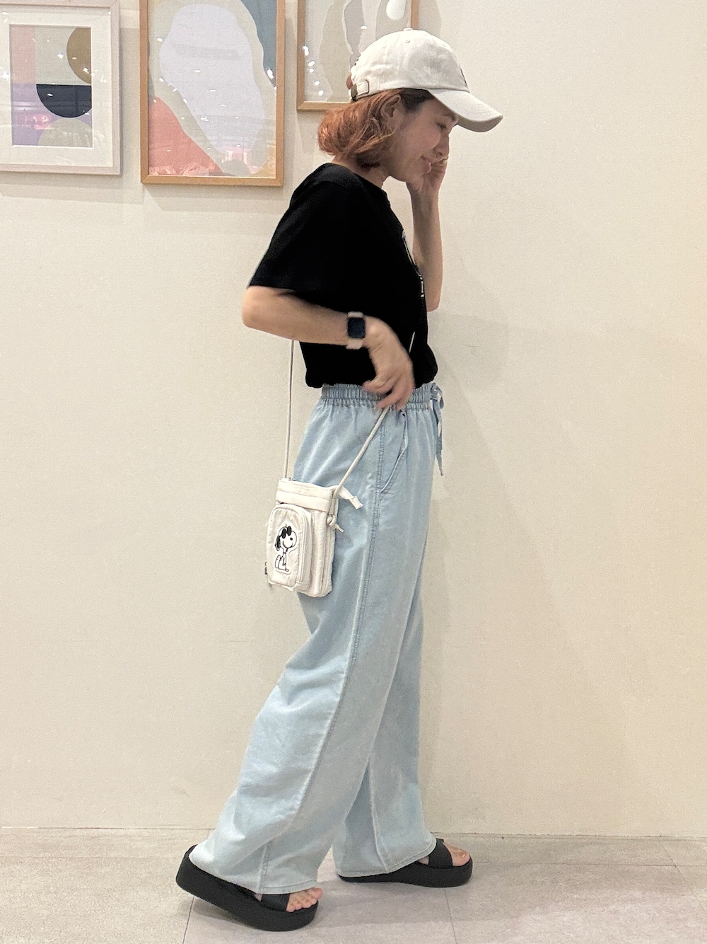 ブラック系のTシャツ/カットソー、ブルー系のデニムパンツ、ブラック系のサンダルを着用したレディースの夏コーディネートの2枚目の写真