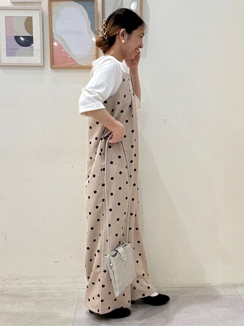 ホワイト系のTシャツ/カットソー、ベージュ系のサロペット/オーバーオール、シルバー系のショルダーバッグを着用したレディースの春コーディネートの2枚目の写真