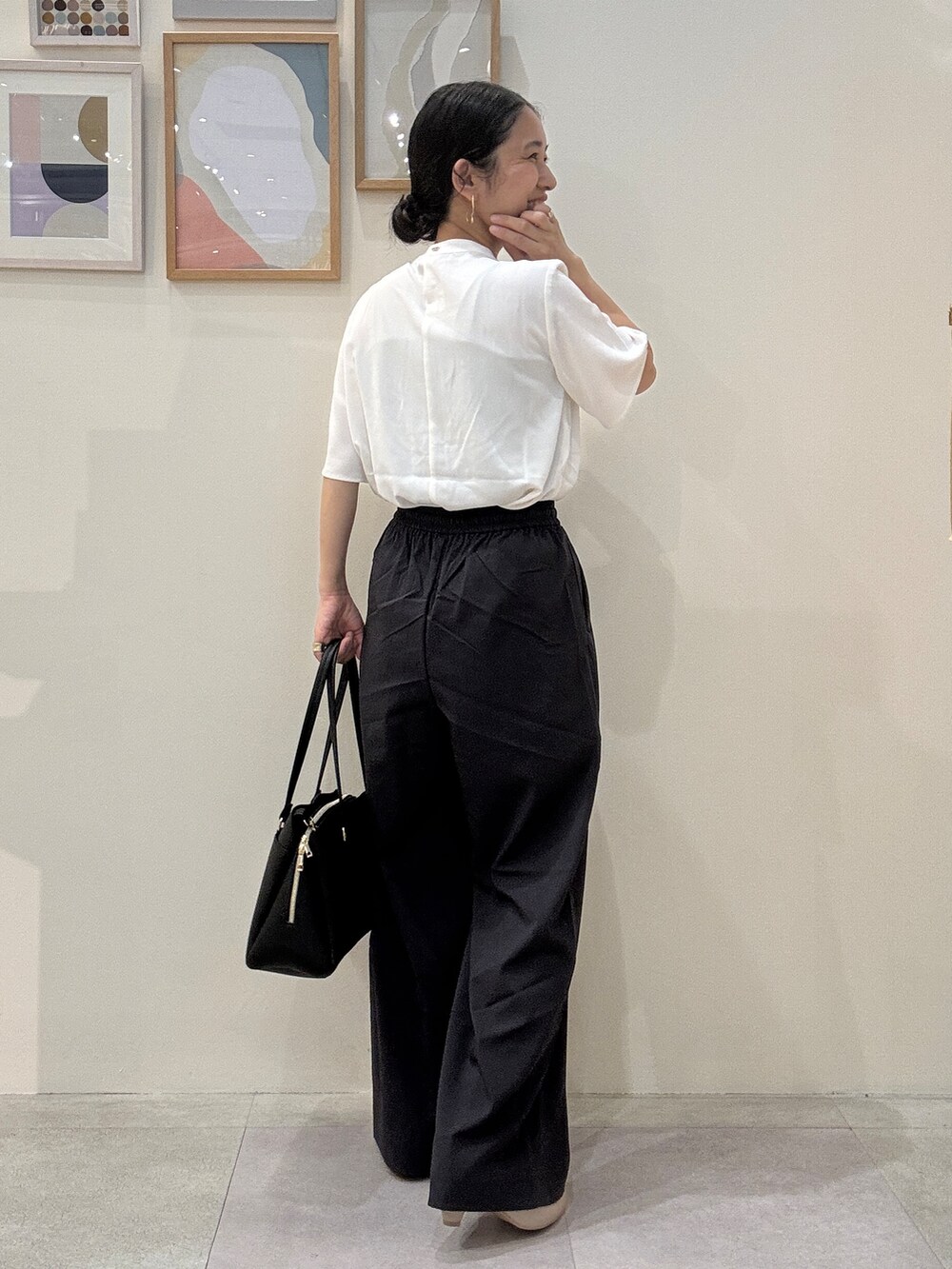 ホワイト系のシャツ/ブラウス、グレー系のその他パンツ、ブラック系のトートバッグを着用したレディースの春コーディネートの3枚目の写真