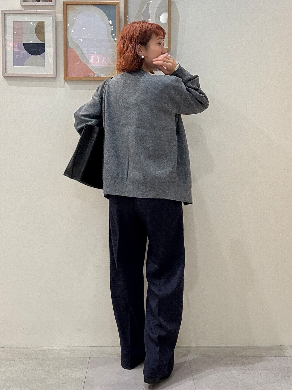 グレー系のカーディガン/ボレロ、ホワイト系のシャツ/ブラウス、ブルー系のその他パンツを着用したレディースの秋コーディネートの3枚目の写真