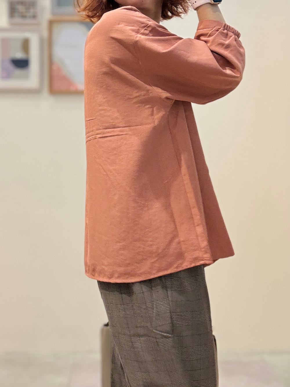 オレンジ系のシャツ/ブラウス、ブラウン系のその他パンツ、ベージュ系のトートバッグを着用したレディースの秋コーディネートの5枚目の写真