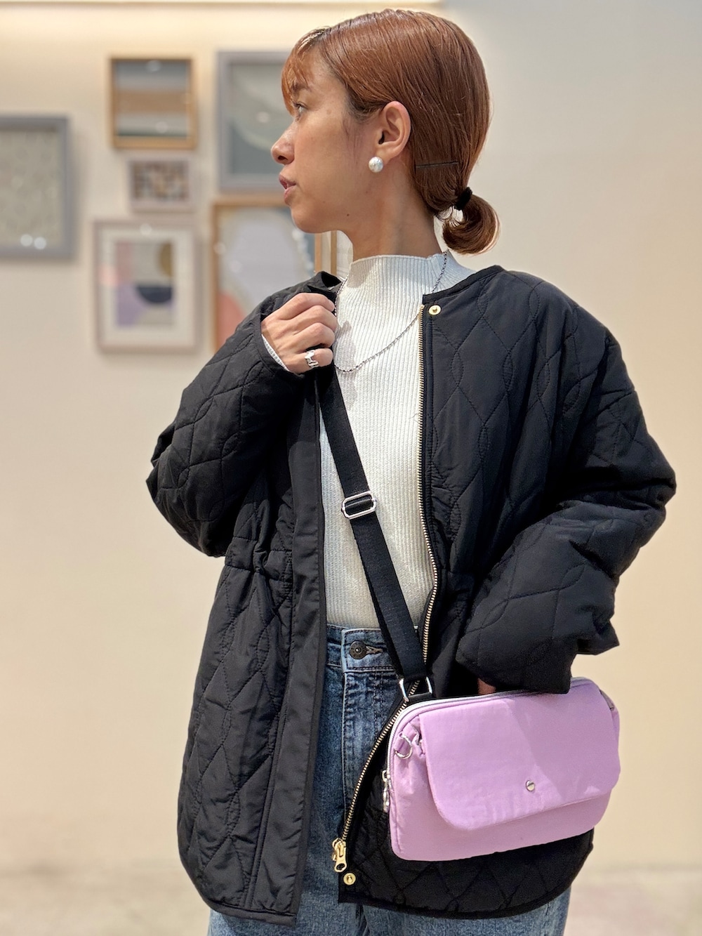 シルバー系のニット/セーター、ブルー系のデニムパンツ、ブラック系のパンプスを着用したレディースの秋コーディネートの4枚目の写真