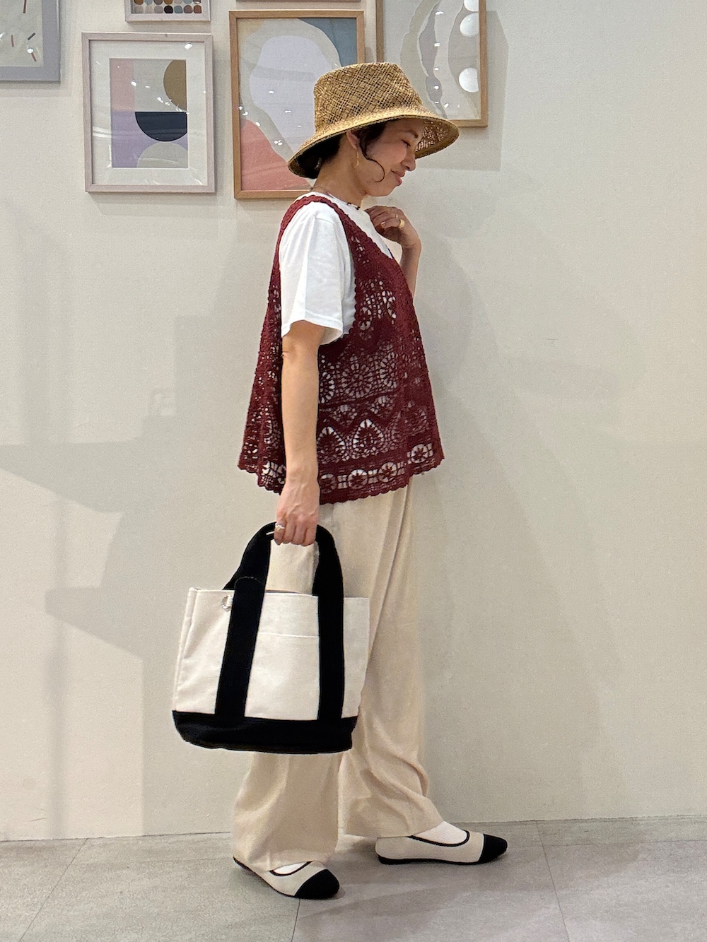 ブラック系のトートバッグ、ベージュ系のパンプス、ベージュ系のその他パンツを着用したレディースの春コーディネートの2枚目の写真