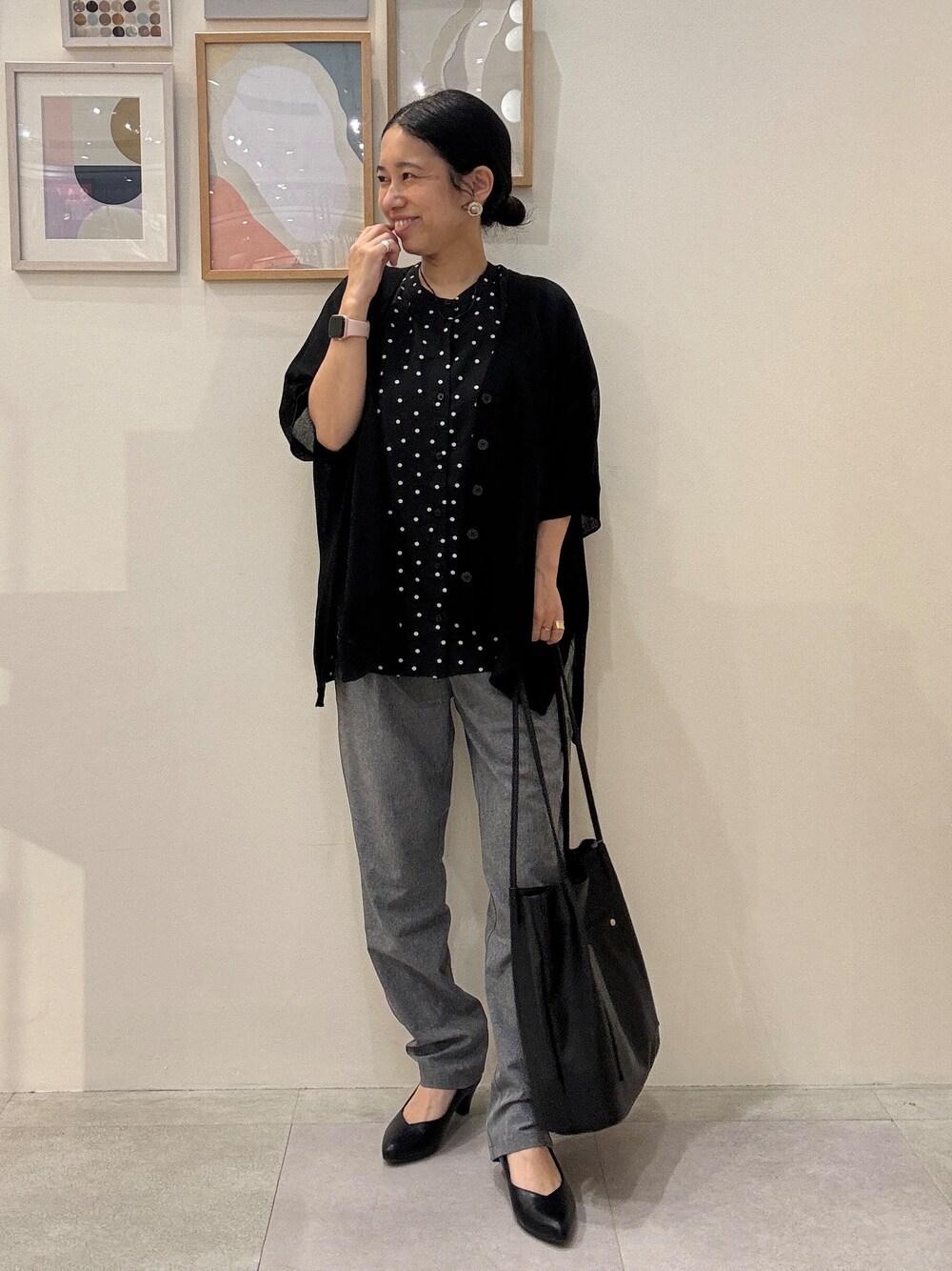 ブラック系のシャツ/ブラウス、グレー系のその他パンツ、ブラック系のトートバッグを着用したレディースの夏コーディネートの4枚目の写真