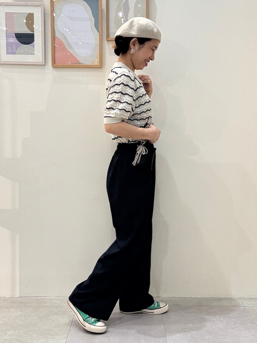 ブラック系のショルダーバッグ、ブルー系のその他パンツ、ホワイト系のニット/セーターを着用したレディースの春コーディネートの2枚目の写真