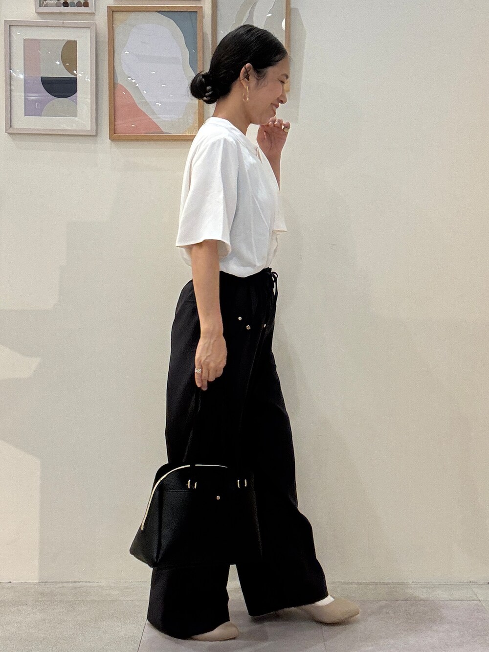 ホワイト系のシャツ/ブラウス、グレー系のその他パンツ、ブラック系のトートバッグを着用したレディースの春コーディネートの2枚目の写真